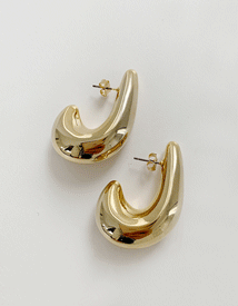 Vandal gold earring