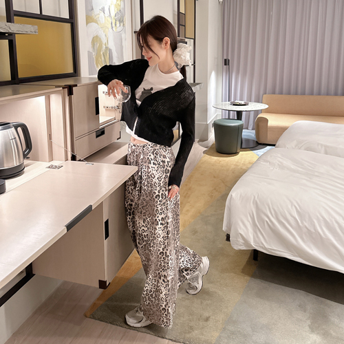 Leopard pin-tuck pants