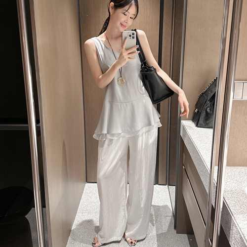Clean pin-tuck pants