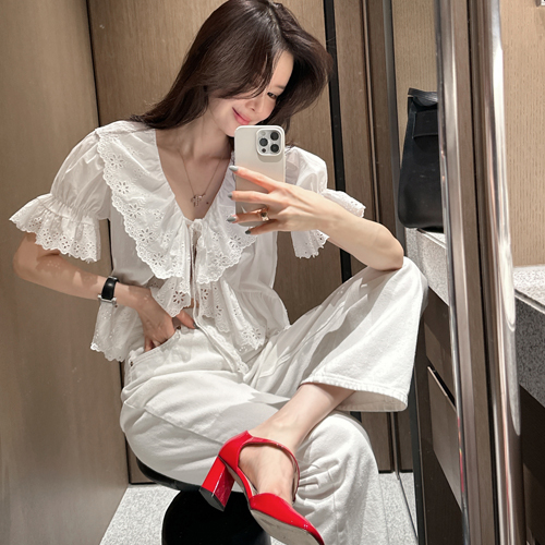 Fly frill punching blouse