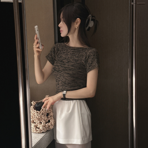 Open boat-neck tee