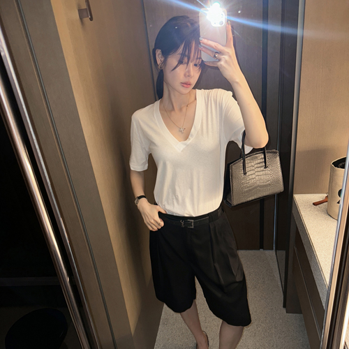 Castle V-neck tee