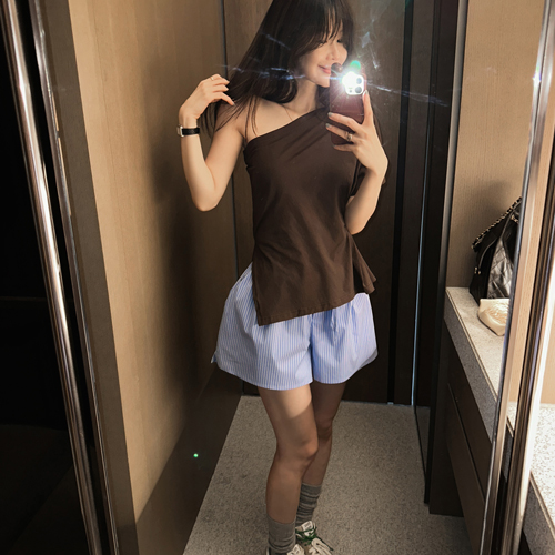 Cold one-shoulder slit tee