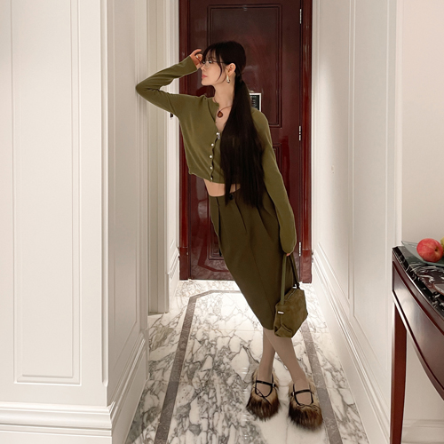 Canna pin-tuck cargo skirt