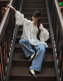 Oval spangle loose blouse