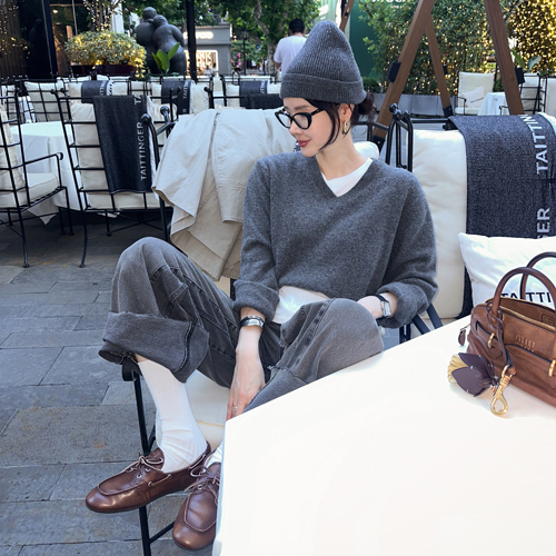 Solid V-neck knit