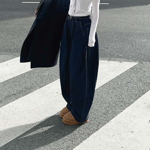 Margin over denim pants