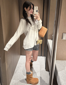 Sporty round long sleeve tee