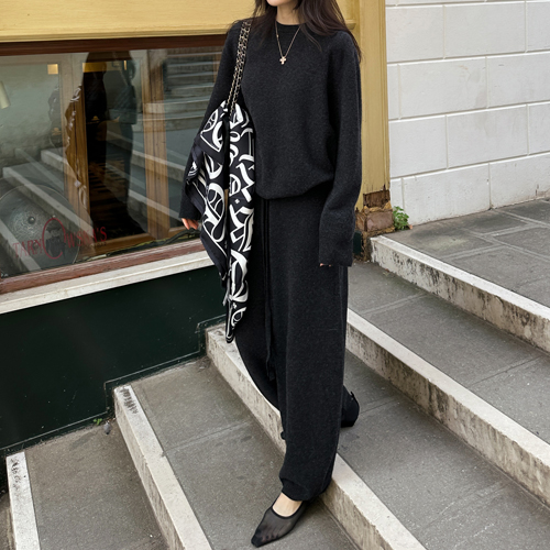 Village sheep wool knit pants