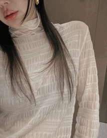 Minute shirring polar blouse