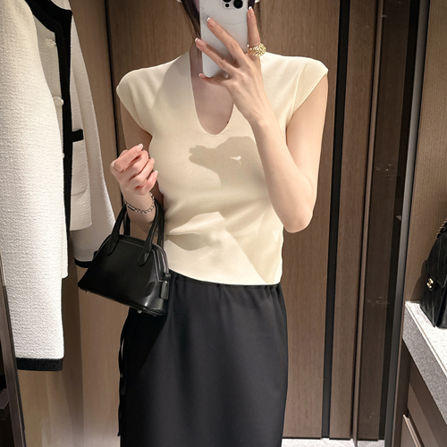 Nora V-neck nashi top