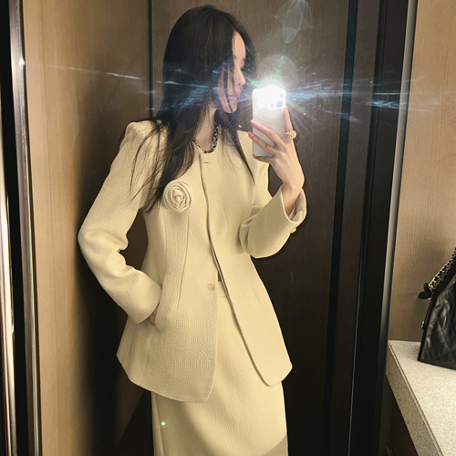 Obje brooch no-collar jacket