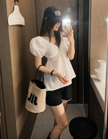 Loppy back slit blouse