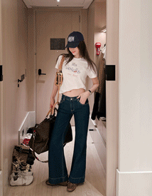 Low-rise boots cut denim
